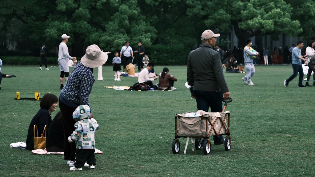 Best stroller wagons for toddlers and big families in outdoor use